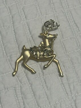 Vintage Gold Reindeer Holiday Brooch with beautiful details EUC